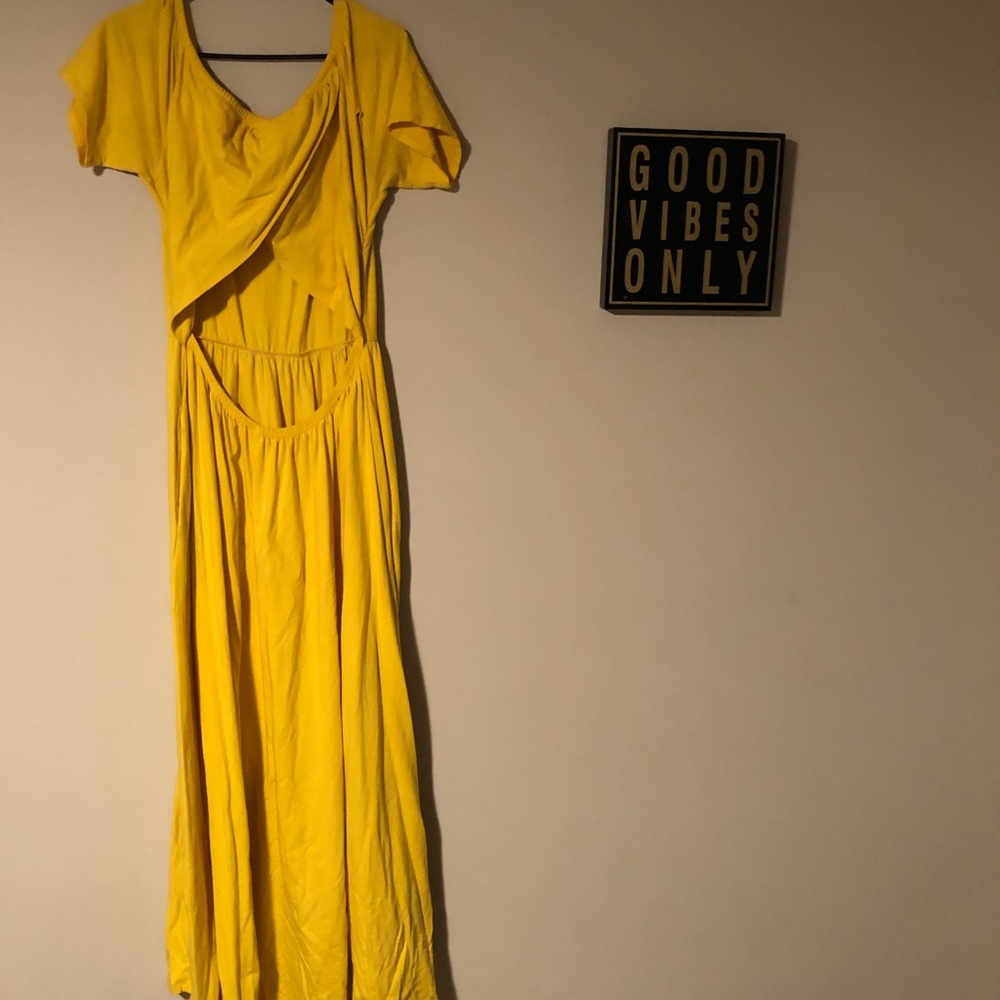 Yellow maxi dress with cutout